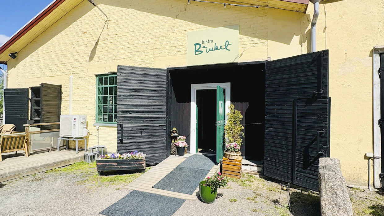Bistro Bruket sijaitsee Ruukinrannantiellä, alhaalla Mathildedalin sataman rannassa.