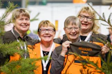 Vain naisille tarkoitetun metsästysseuran toiminnassa viehättää yhteisöllisyys, sanovat Anja-Riitta Saarinen (vas.), Aila Tolppanen, Eeva Volotinen ja Tiina Paananen (oik. takana).