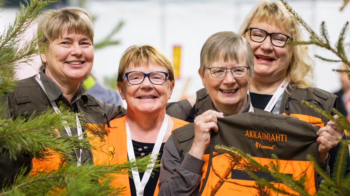 Vain naisille tarkoitetun metsästysseuran toiminnassa viehättää yhteisöllisyys, sanovat Anja-Riitta Saarinen (vas.), Aila Tolppanen, Eeva Volotinen ja Tiina Paananen (oik. takana).