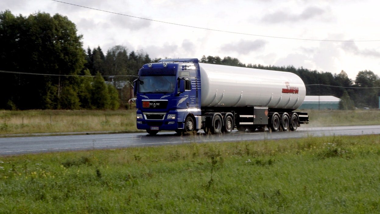 Raskasta liikennettä. Kuvituskuva.