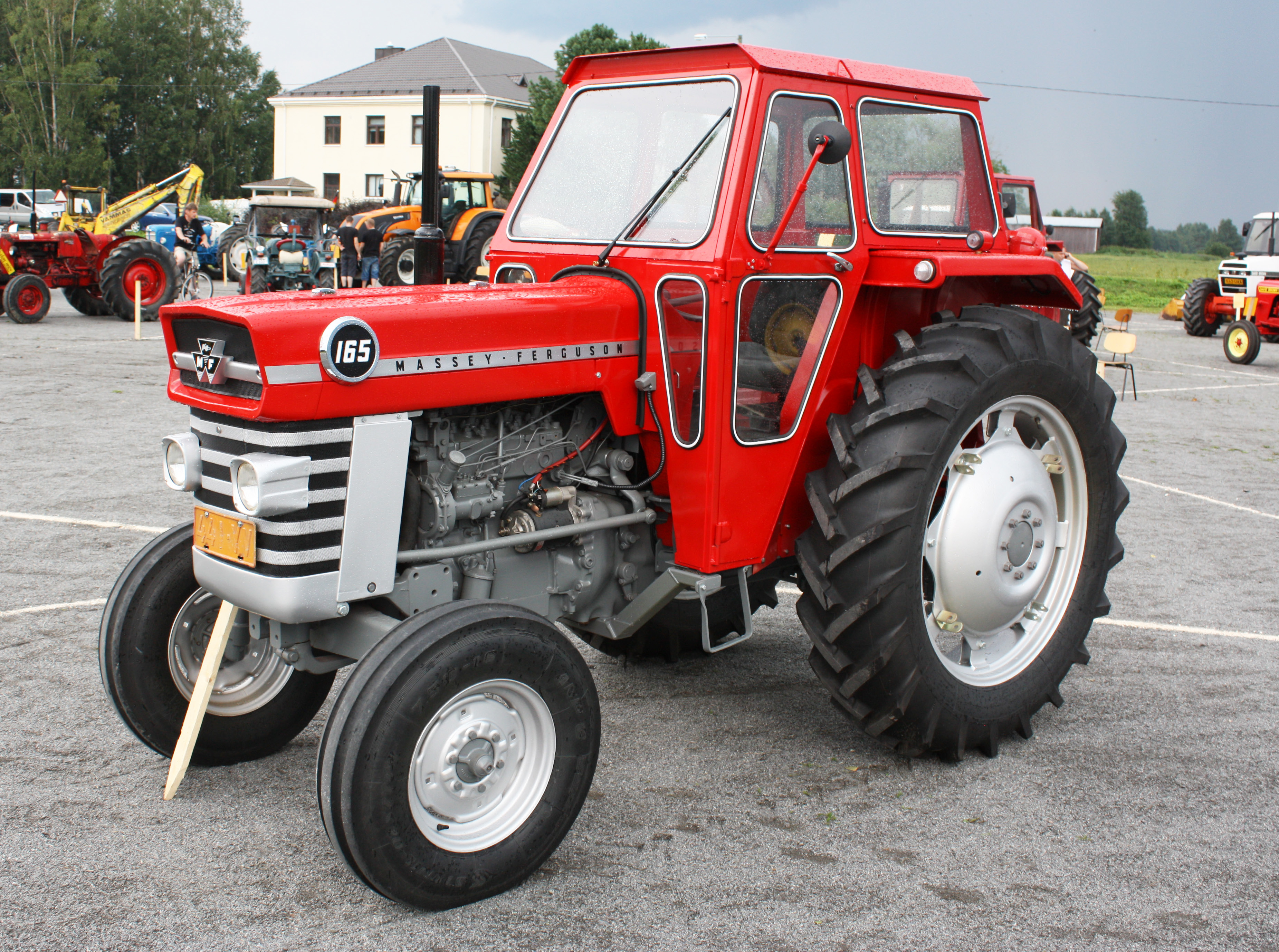 Massey-Ferguson 165 MK II -traktoria valmistettiin vuosina 1964–1979 Coventryssa, Englannissa.