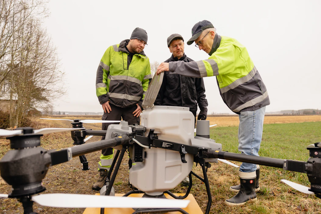 Timo Erkkilä keskellä, Asko Peltola (oik.) ja Matti Isoluoma (vas.) halusivat kokeilla kylvämistä dronen avulla.