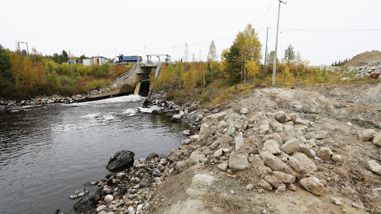 Iijoen kalatiet -hankeen ensimmäinen kalatie rakennettiin noin vuosikymmen sitten Kostonjärven säännöstelypadolle.