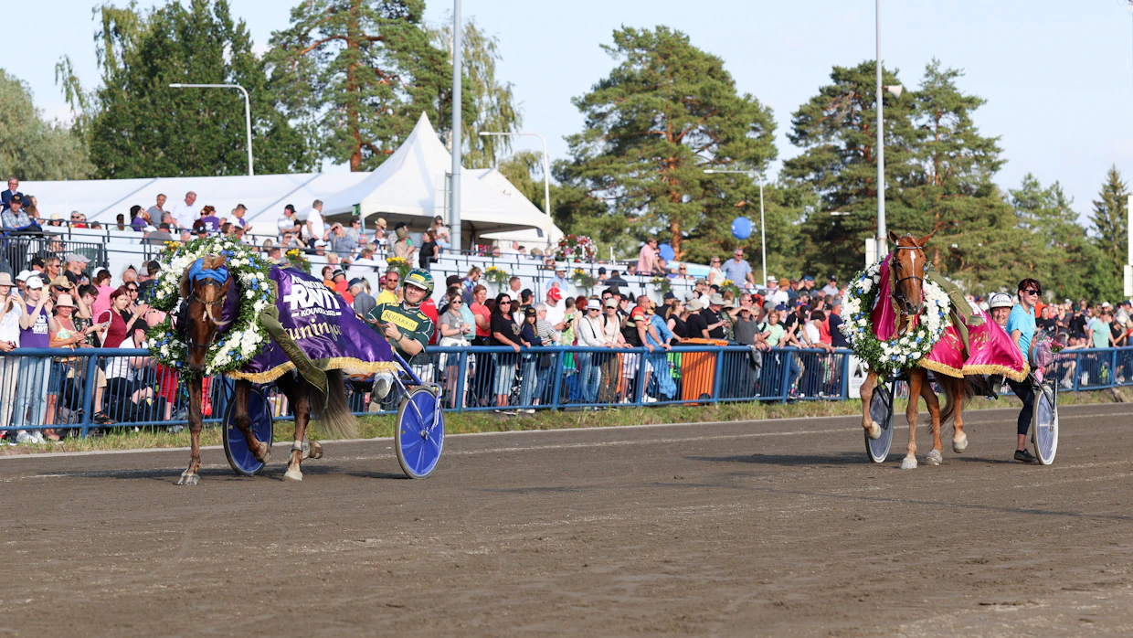 Parvelan Retu ja Lumi-Oosa kuninkaallisella kunniakierroksella. Edellisen kerran saman oriin jälkeläiset seppelöitiin kuninkaallisiksi vuonna 2015.