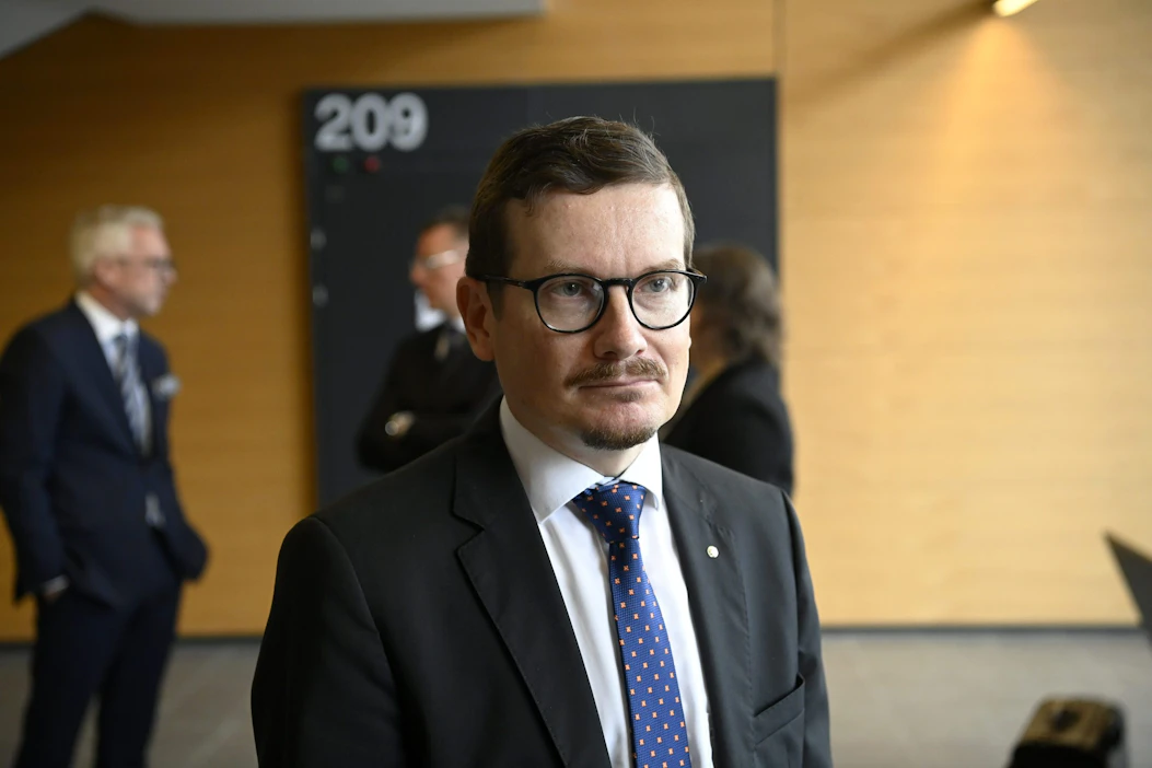 Kaius Niemi ennen Viestikoekeskus-uutisoinnin valmisteluistuntoa käräjäoikeudessa Helsingissä elokuussa. LEHTIKUVA / Markku Ulander.