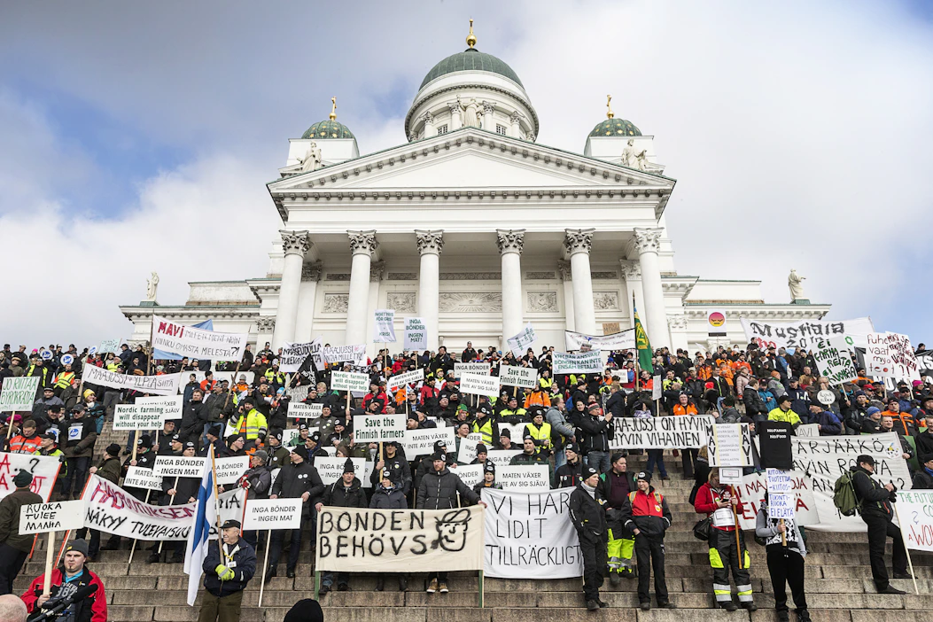 Suomessa viljelijät kokoontuivat mielenosoitukseen ja traktorimarssiin Helsinkiin 11.3.2016.