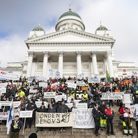 Suomessa viljelijät kokoontuivat mielenosoitukseen ja traktorimarssiin Helsinkiin 11.3.2016. 