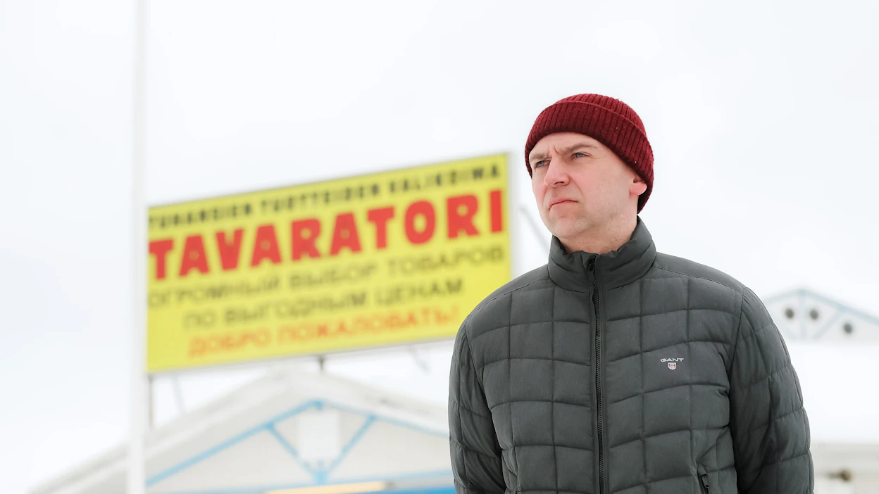 Tohmajärven kunnanjohtajan Mikko Löppösen mukaan rajasulku vaikuttaa rajaseudun kuntien talouteen hyvin negatiivisesti. Taustalla näkyvä Tavaratori Tohmajärven keskustassa keskittyi erityisesti venäläisiin asiakkaisiin.