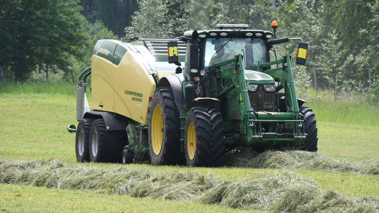 Krone Comprima CV 150 XC Plus on järeä urakointikäyttöön sopiva yhdistelmäpaalain.