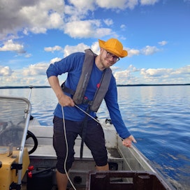 Tutkija Ossi Keva tutkii kaivostoiminnan vaikutuksia elohopean rikastumiseen järviravintoverkoissa. Kuva Nuasjärveltä viime kesältä.