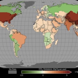 Kartta näyttää eri maiden hiilidioksidin nettopäästöt ja hiilinielut vuosina 2015–2020. Suurimmat päästöt tulevat Kiinasta ja Yhdysvalloista. Kuva: NASA’s Scientific Visualization Studio