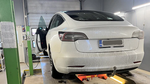 Sähköautoja katsastetaan aiempaa enemmän, minkä vuoksi niitä myös hylätään enemmän. Kuvan Tesla läpäisi katsastuksen huomautuksitta.