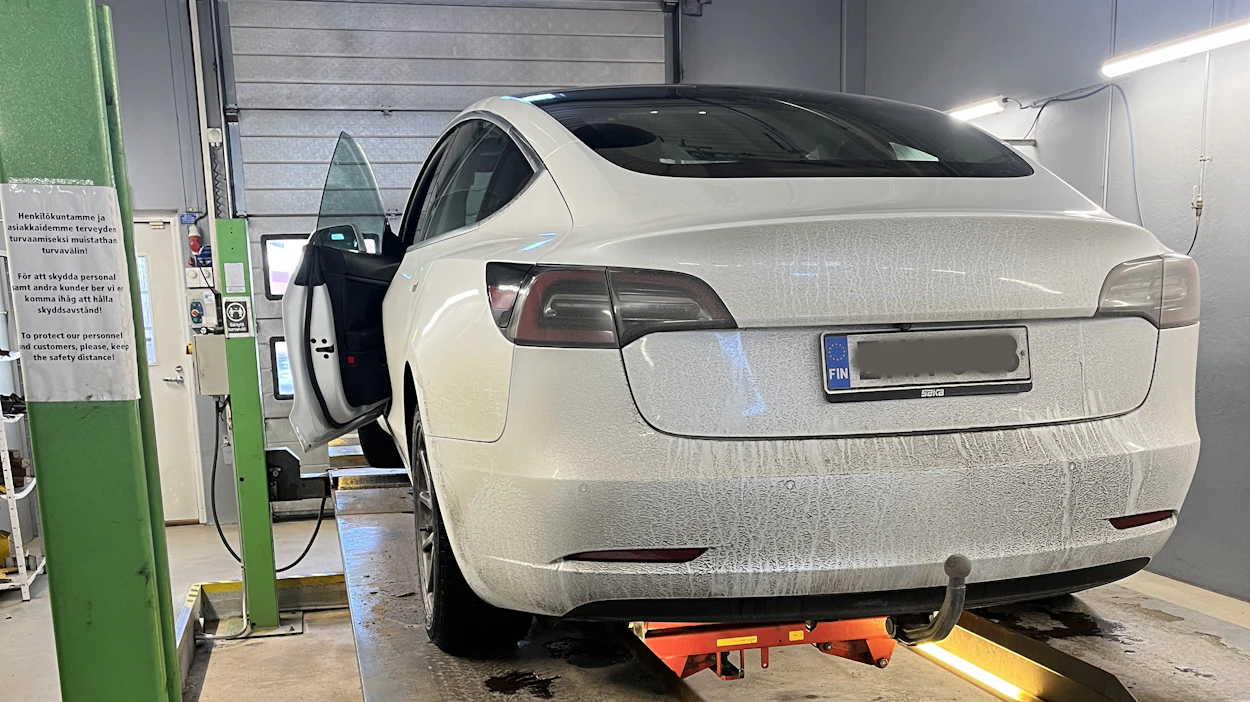 Sähköautoja katsastetaan aiempaa enemmän, minkä vuoksi niitä myös hylätään enemmän. Kuvan Tesla läpäisi katsastuksen huomautuksitta.