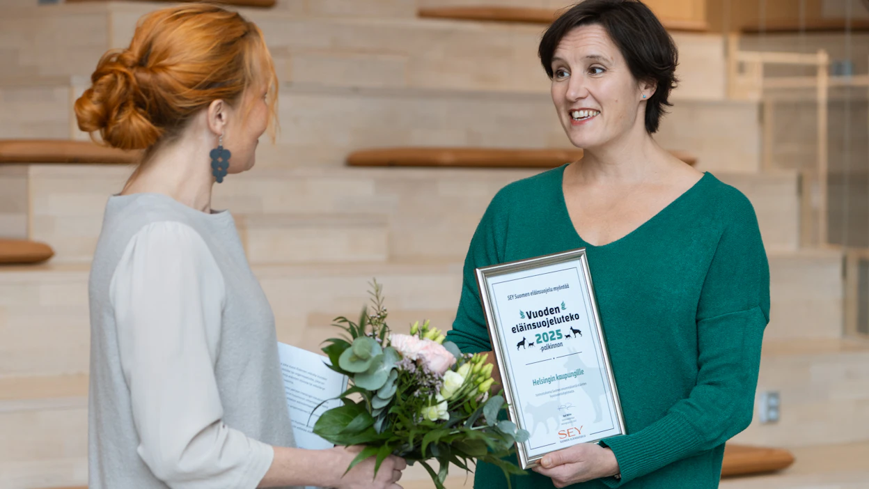 Vuoden eläinsuojeluteko -palkinto jaettiin 6. lokakuuta. Palkintoa vastaanottamassa Helsingin kaupungin ympäristöjohtaja Miira Riipinen.