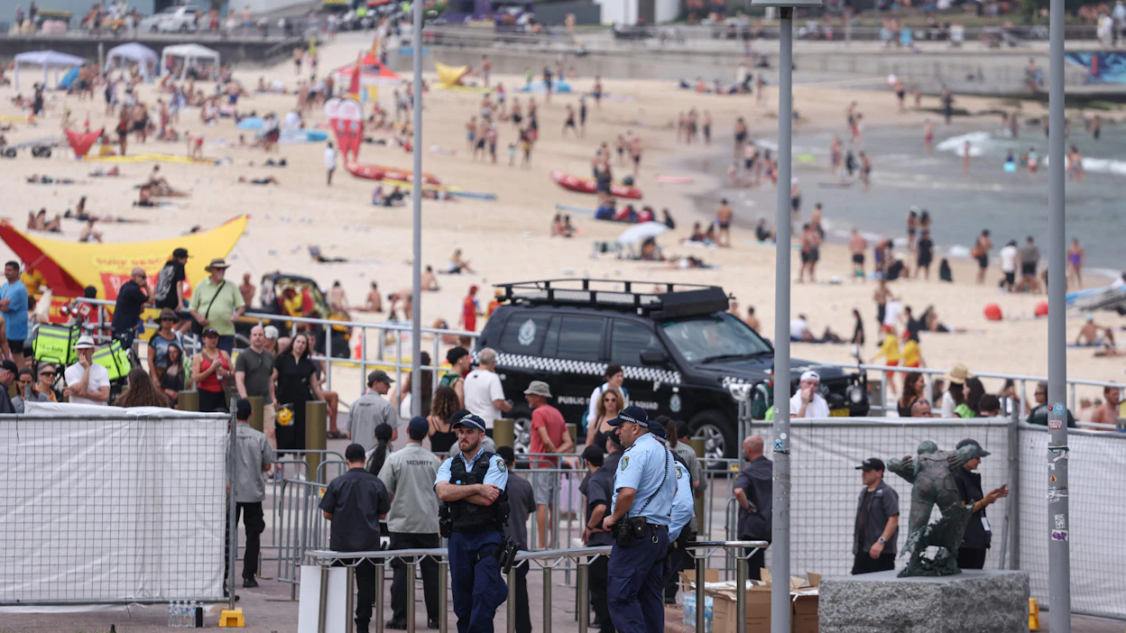 Sydneyn Bondi Beachilla järjestettiin sunnuntaina muistotilaisuus ampumisen uhreille. Kuva on otettu ennen tilaisuuden alkamista. LEHTIKUVA/AFP.