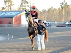 Minna Rosimo taluttaa tyttärensä Nora Viljasen Navaho Ghostdancea montévoiton jälkeen, jonka suitsi Jonathan Carre.
