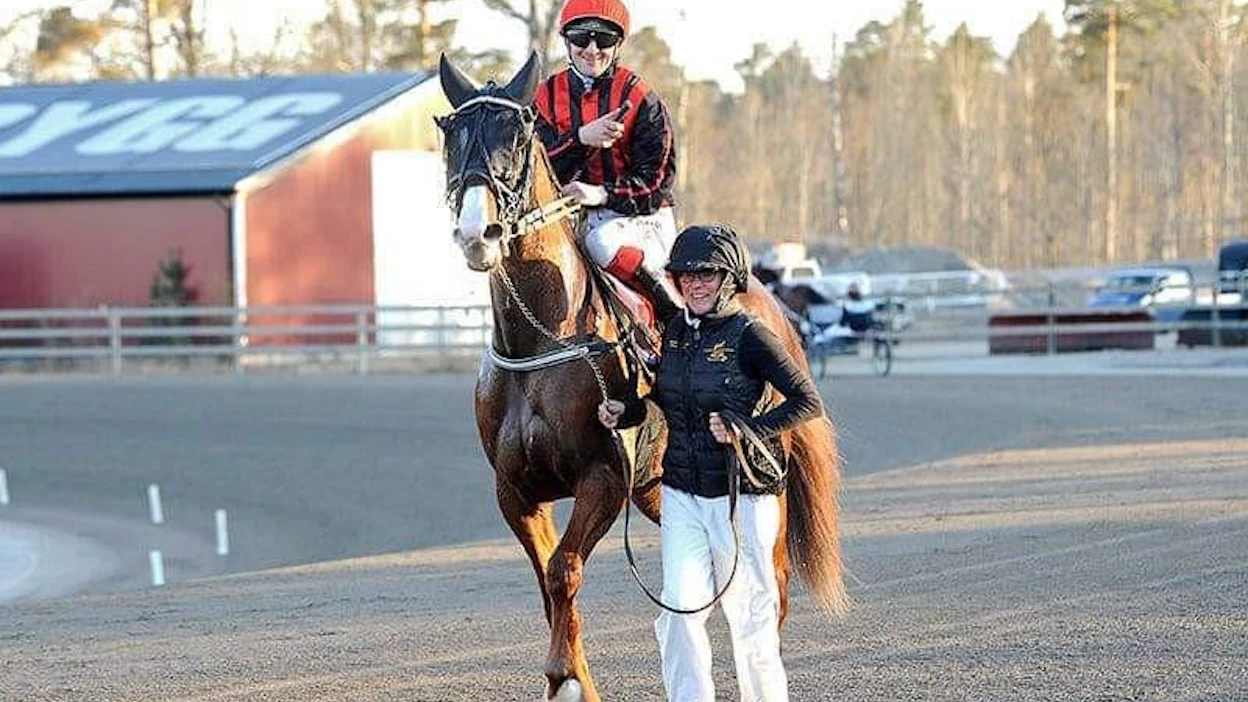 Minna Rosimo taluttaa tyttärensä Nora Viljasen Navaho Ghostdancea montévoiton jälkeen, jonka suitsi Jonathan Carre.