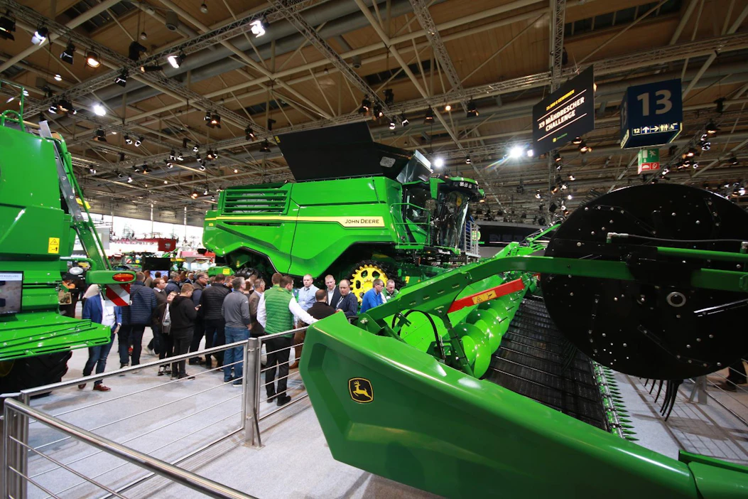 John Deere toi näytille uuden jättipuimuriinsa, X9:n, jonka tuotanto alkanee ensi vuonna. Tekniikasta ei juuri herunut tietoja, mutta leikkuupöydällä oli leveyttä 13,5 metriä.