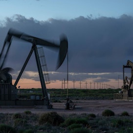 Öljyntuottajamaat ovat sopineet tuotantoleikkauksista koronaviruspandemian laskettua öljyn kysyntää. Ylituotantoa on siitä huolimatta LEHTIKUVA / AFP