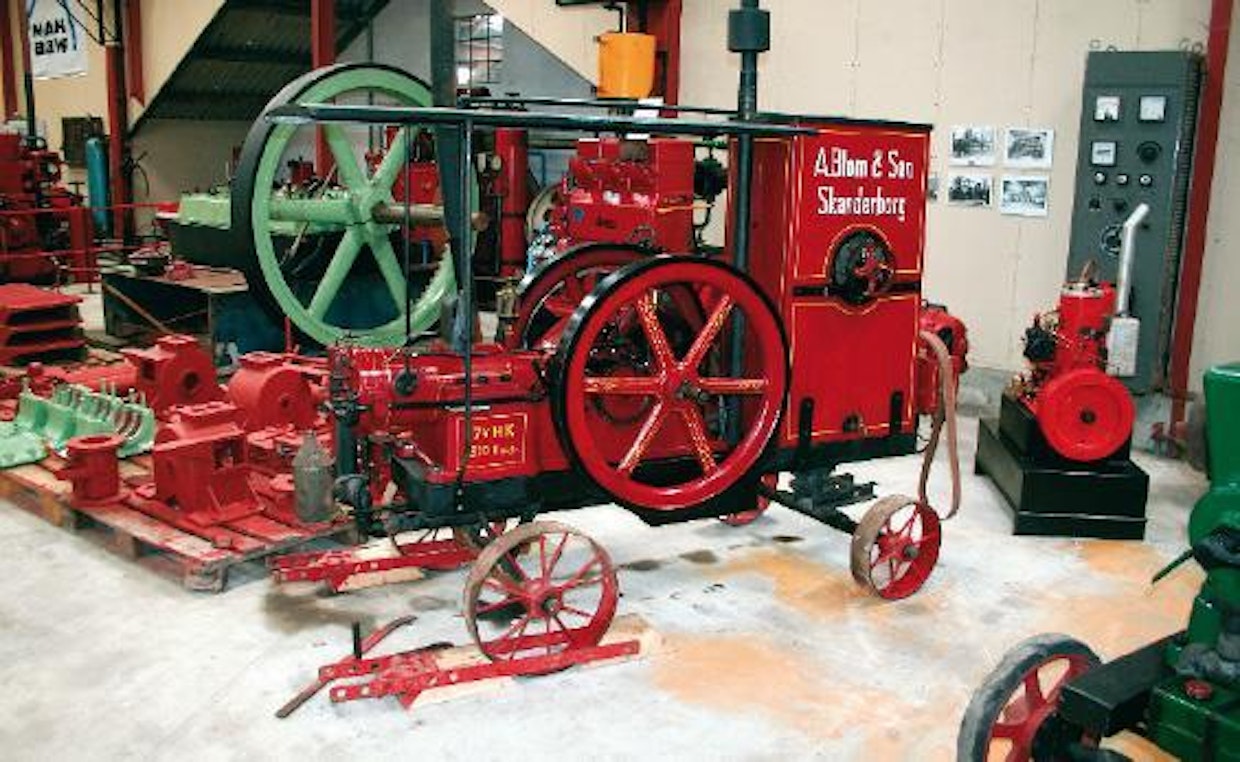 Makaavasylinterinen 7,5 hv:n avokammiomoottori vuodelta 1914, suurin kierrosluku 300 r/min, valmistaja Jernstøberi &amp; Maskinfabrik A.Blom &amp; Søn Skanderborgista. Grenaa, Tanska