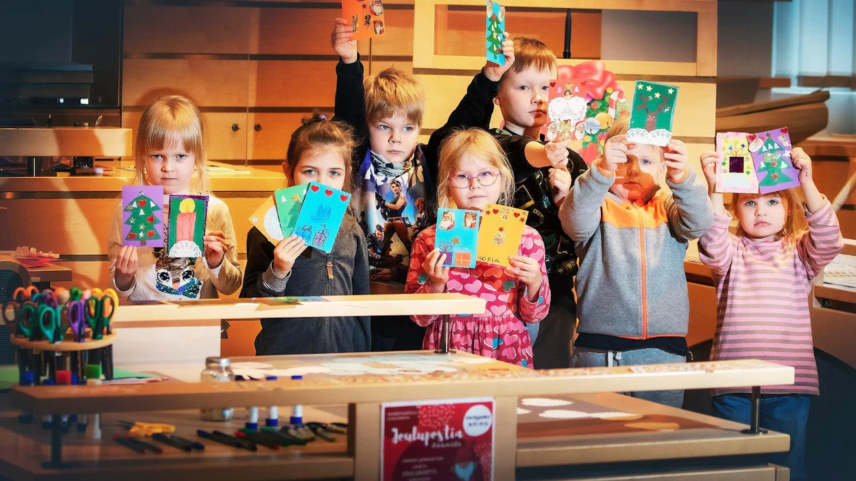 Hyvää joulua Sinulle, toivoo Siskot ja Simot ja Marika Hartikainen, Minea Riekkinen, Severi Tuominen, Sofia Miettinen, Marko Hartikainen, Väinö Pursiainen ja Helmi Smolander.