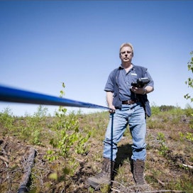 Metsäneuvoja Juha Niskanen laskee mittakepin avulla taimet, jotka mahtuvat neljän metrin säteisen koealan sisään. Jos koealalla on vähintään 15 tainta, niitä on hehtaaria kohden riittävästi. Lauri Salminen