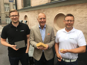 Puukuitumiehet. Huntonin vientipäälliköllä Björn Ole Voldenilla (kesk.) ja Suomen aluemyyntipäälliköillä Miikka Rikmanilla (vas.) ja Aki Ketosella on kädet täynnä kuitueristettä.