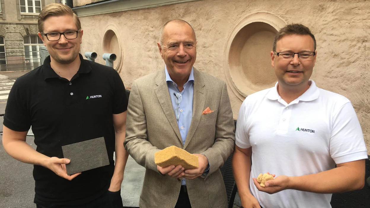 Puukuitumiehet. Huntonin vientipäälliköllä Björn Ole Voldenilla (kesk.) ja Suomen aluemyyntipäälliköillä Miikka Rikmanilla (vas.) ja Aki Ketosella on kädet täynnä kuitueristettä.