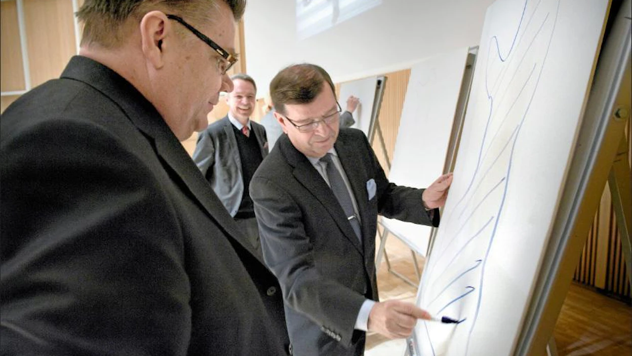 vesa tyni Presidenttiehdokkaille annettiin tehtäväksi piirtää Suomen alueellisen puolustuksen kartta. Tässä vuorossa Paavo Väyrynen. Ehdokkaiden mielestä koko maata pitää jatkossakin puolustaa asevelvollisuusarmeijaan nojautuen.