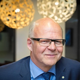 OP Ryhmän pääjohtaja Reijo Karhinen näkee uusia liiketoiminta-alueita lääkkeiden jakelussa ja autoilijoiden palveluissa.