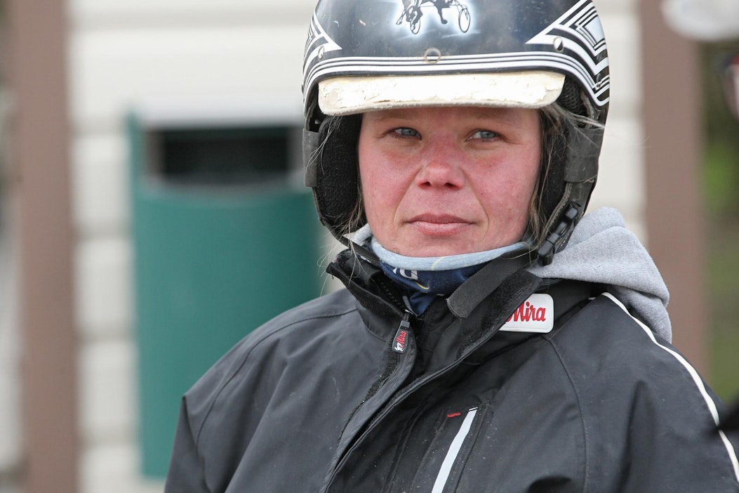 Mira Lehto valmentaa kahdeksaa hevosta Hollolan Hämeenkoskella.