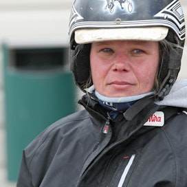 Mira Lehto valmentaa kahdeksaa hevosta Hollolan Hämeenkoskella.