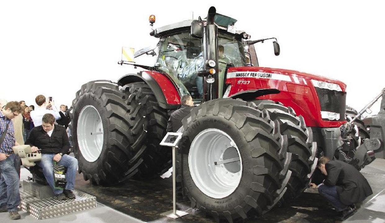 Massey Ferguson 8700 -sarja ensiesiteltiin Agritechnicassa. Mallista riippuen 290–400-hevosvoimainen, 8,4-litrainen Agco Power -moottori täyttää Tier 4 Final -päästömääräykset. Pakokaasut puhdistetaan SCR-, DOC- ja EGR-järjestelmien yhteisvoimin. Kaikki mallit varustetaan portaattomalla voimansiirrolla, joka on pykälää järeämpi kuin 7600-sarjassa. 8600-sarjaan verrattuna ohjaamon näkyvin uudistus on värinäyttö. 8700-sarjaan on saatavilla nyt myös Exclusive-varustelutaso. Ensimmäiset yksilöt saadaan Suomeen vuoden 2014 lopulla. (TV)
