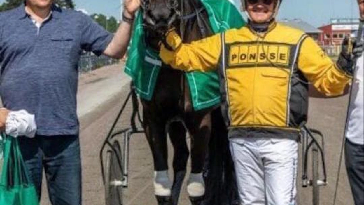 Marko Alamäki (vas.) ottamassa onnitteluja vastaan Grande Diva Sisun E3-karsintalähdön voiton jälkeen yhdessä ohjastaja-valmentaja Per Nordströmin kanssa. Hevosen omistaa Einari Vidgrén Oy Suomesta ja sen on kasvattanut Markon työnantaja Sisyfos Breeders AB.