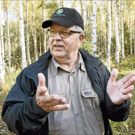 Metsänomistaja Pentti Kaistinen sanoo, ettei osaa olla paikallaan, vaan viihtyy metsänhoitotöissä. Hänellä on kuusikkoa ja koivikkoa, joka muistuttaa takana näkyvää näytösaluetta. Omasta metsästä tulee ainakin omat polttopuut, hän iloitsee. Pentti Vänskä