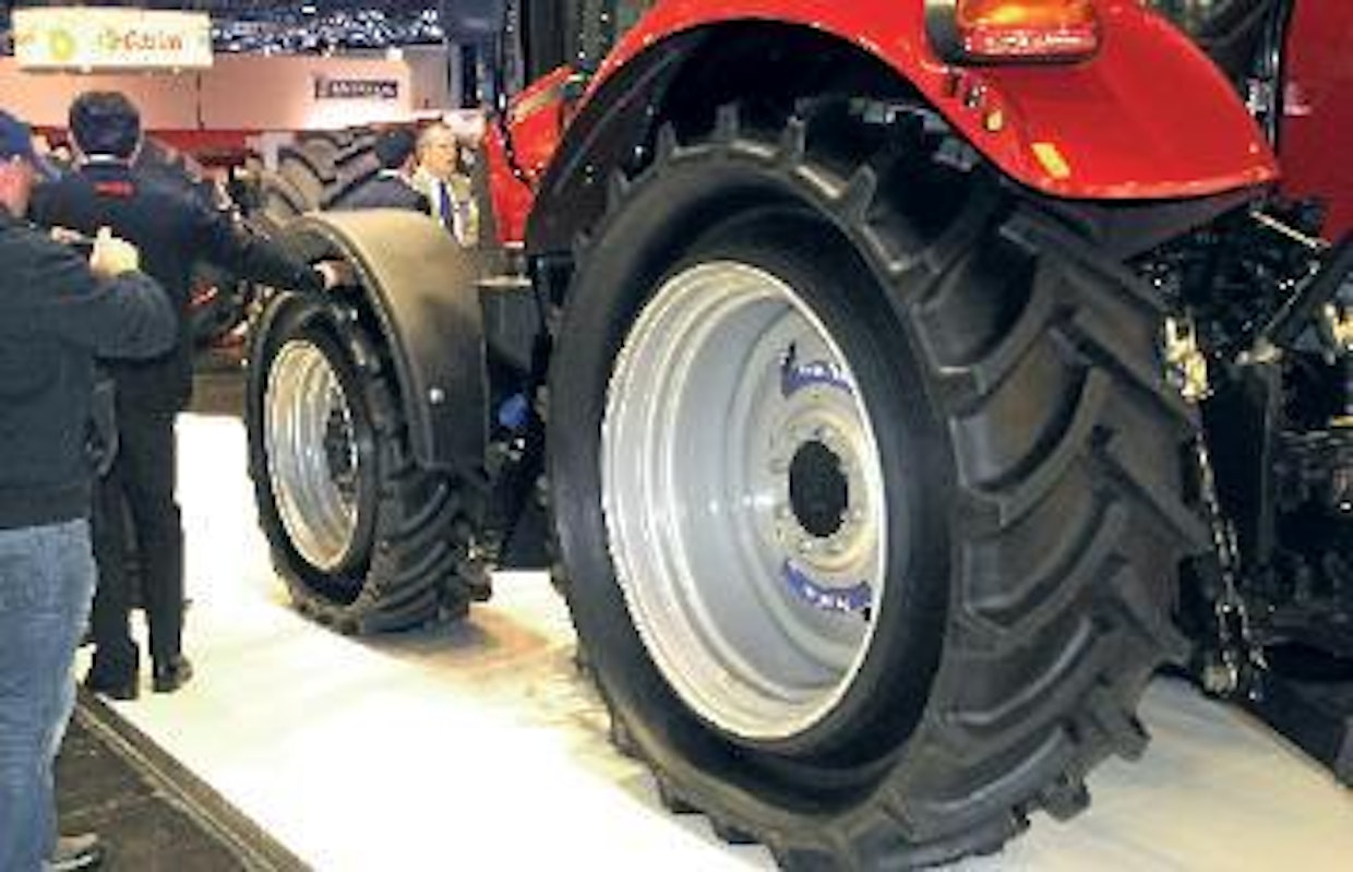 Mitaksen PneuTrac esiteltiin yleisölle Agritechnica 2013 -näyttelyssä. Uutuusrengas oli nyt ensimmäistä kertaa traktorissa paikoillaan. PneuTrac on ideana loistava, valmistajan mukaan renkaan kosketuspinta-ala on 53 % ja vetovoima 48 % suurempi kuin perinteisellä vyörenkaalla. Valmistajan mukaan renkaassa on pyritty yhdistämään pyörän ja telaketjun ominaisuuksia. (SN)