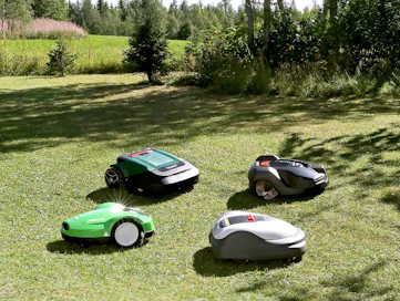 Kuvan robottileikkurit selviävät noin 3 000 neliömetrin nurmikon leikkuussa. Leikkurit olivat Koneviestin vertailussa, joka julkaistiin numerossa 1/2019.