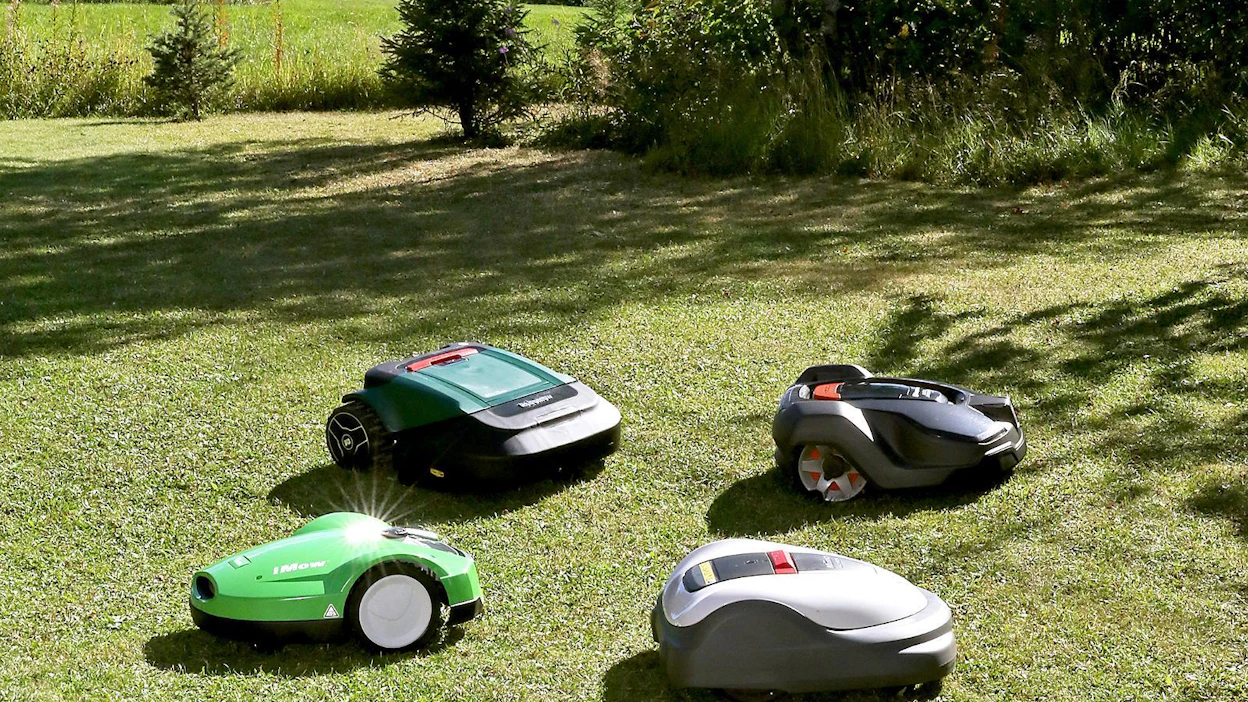 Kuvan robottileikkurit selviävät noin 3 000 neliömetrin nurmikon leikkuussa. Leikkurit olivat Koneviestin vertailussa, joka julkaistiin numerossa 1/2019.