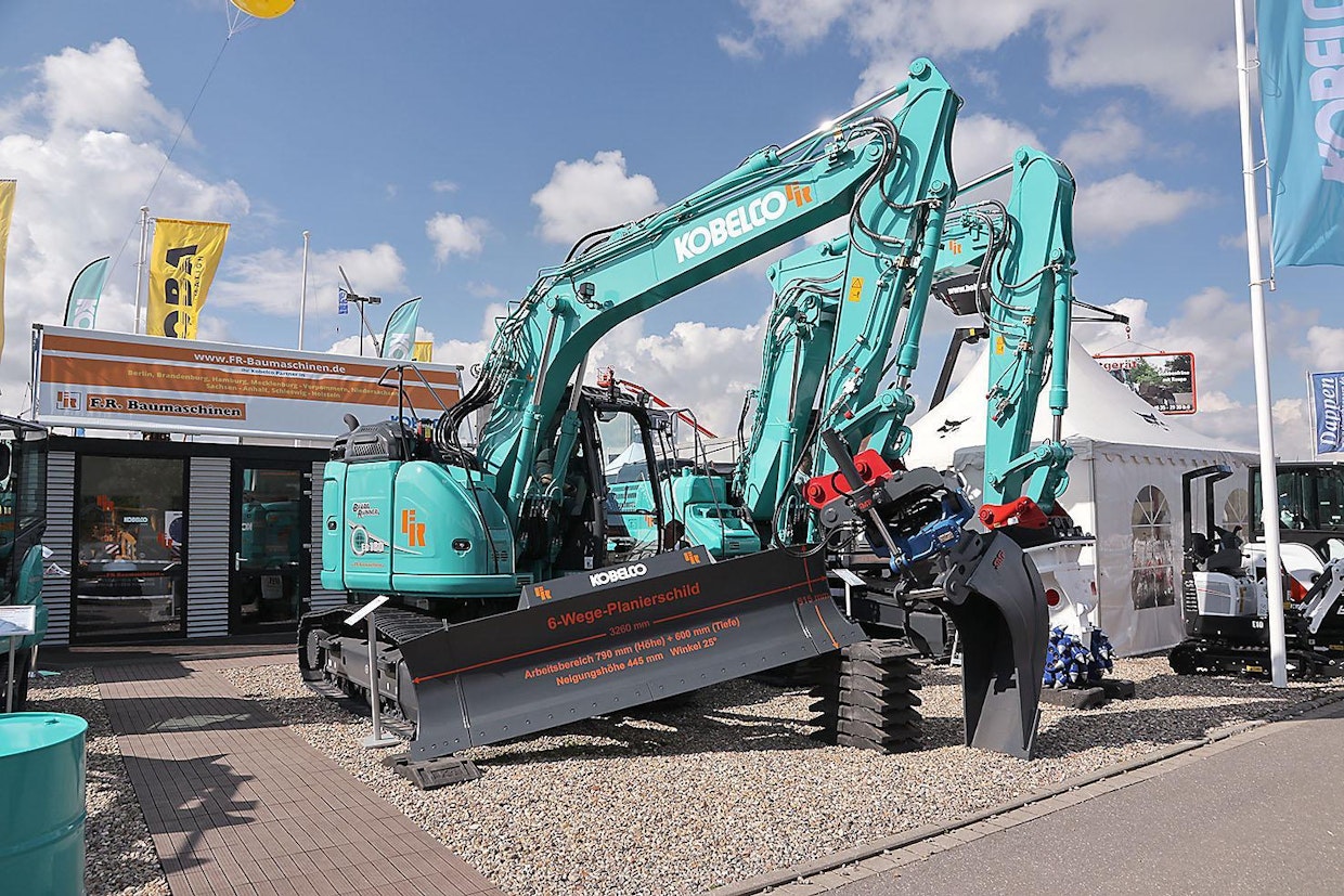 Kobelco ED160-5 Blade Runnerin kerrotaan yhdistävän kaivu- ja puskukoneen. 16,2-tonnisen koneen luvataan vastaavan 90 hevosvoimaista puskutraktoria. Työntövoimaa on parannettu vankalla alavaunulla, joka on samaa tekoa kuin 20 tonnisessa koneessa. Puskulevy kääntyy 25 astetta ja kallistuu 455 milliä puolelleen.