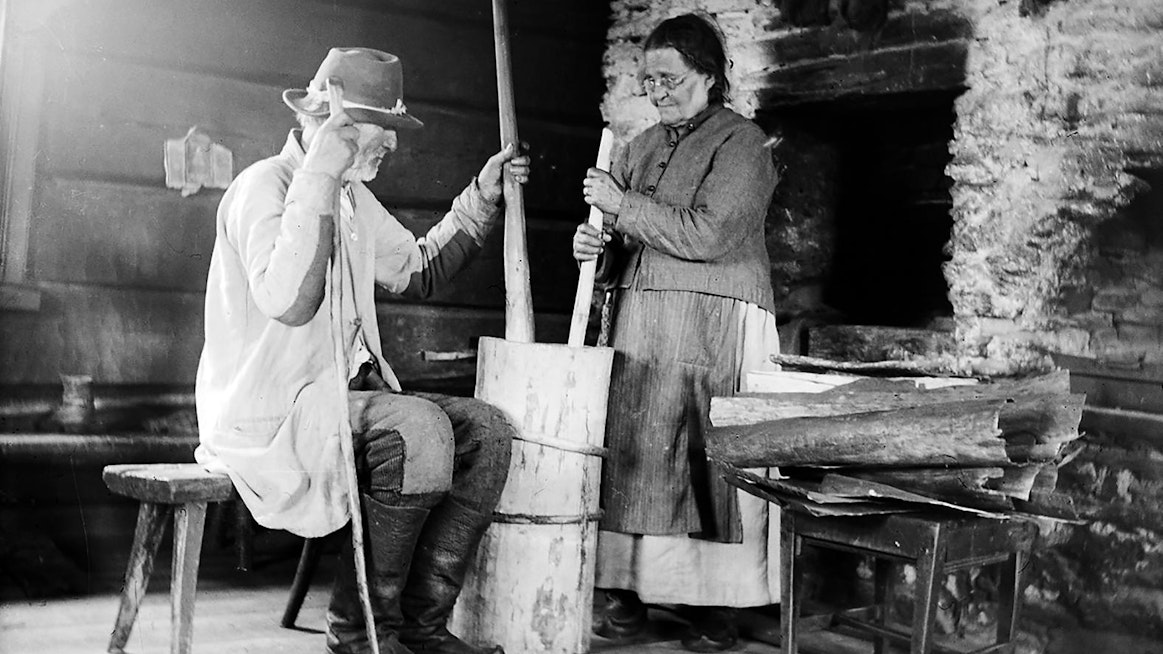 Männyn jälsi- ja nilakerroksesta tehtiin hätäravinnoksi pettujauhoa, josta leivottiin pettuleipää. Kuvassa valmistetaan pettujauhoa vuonna 1917 Taivalkoskella.