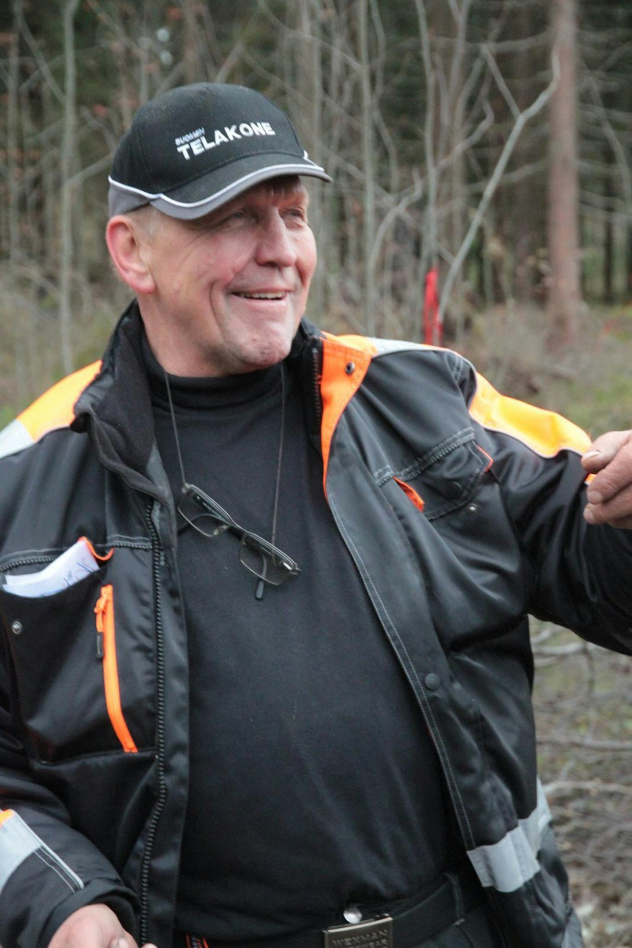 Kontiolahtelainen Matti Tikkanen on urakoinut metsissä jo 40 vuotta. Ensimmäiset kokemukset keinuvasta alustasta olivat erittäin positiiviset.