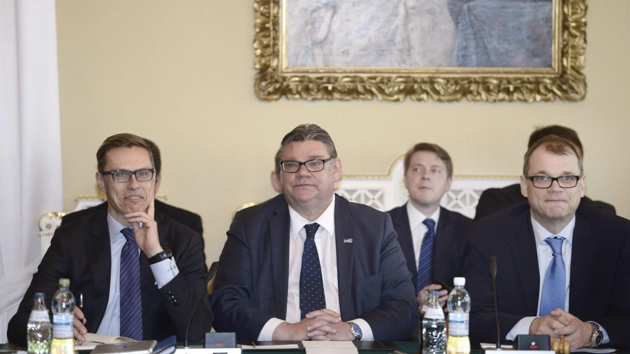 Hallitus kokoontuu tänään viimeistelemään kehysriihessä talouslinjat vuosille 2017–2020. Alexander Stubb, Timo Soini ja Juha Sipilä Smolnassa viime toukokuussa. LEHTIKUVA / Heikki Saukkomaa