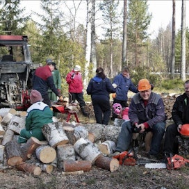 Kinahmon kyläyhdistyksen puheenjohtaja Markku Lehikoinen ja hallituksen jäsen Iiro Reijonen ovat aktiivisia toimijoita. Viikonloppuna he osallistuivatpolttopuutalkoisiin. Ilpo Paananen
