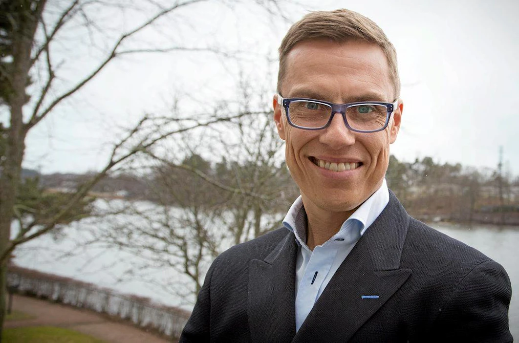Alexander Stubb verytteli vaalien edusviikkojen maratoniin vastaamalla kiirastorstaina peräkanaa useamman toimituksen haastatteluihin pääministerin virka-asunnossa Kesärannassa.