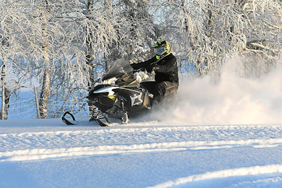 Kyytiä riittää! Xterrain oli kiihtyvyyskokeessa nopein yli sekunnin erolla seuraavaan. Xterrain on hyvä syvänlumen kelkka – rinteillä tarvittavaa kiihtyvyyttä on tarjolla reilusti.