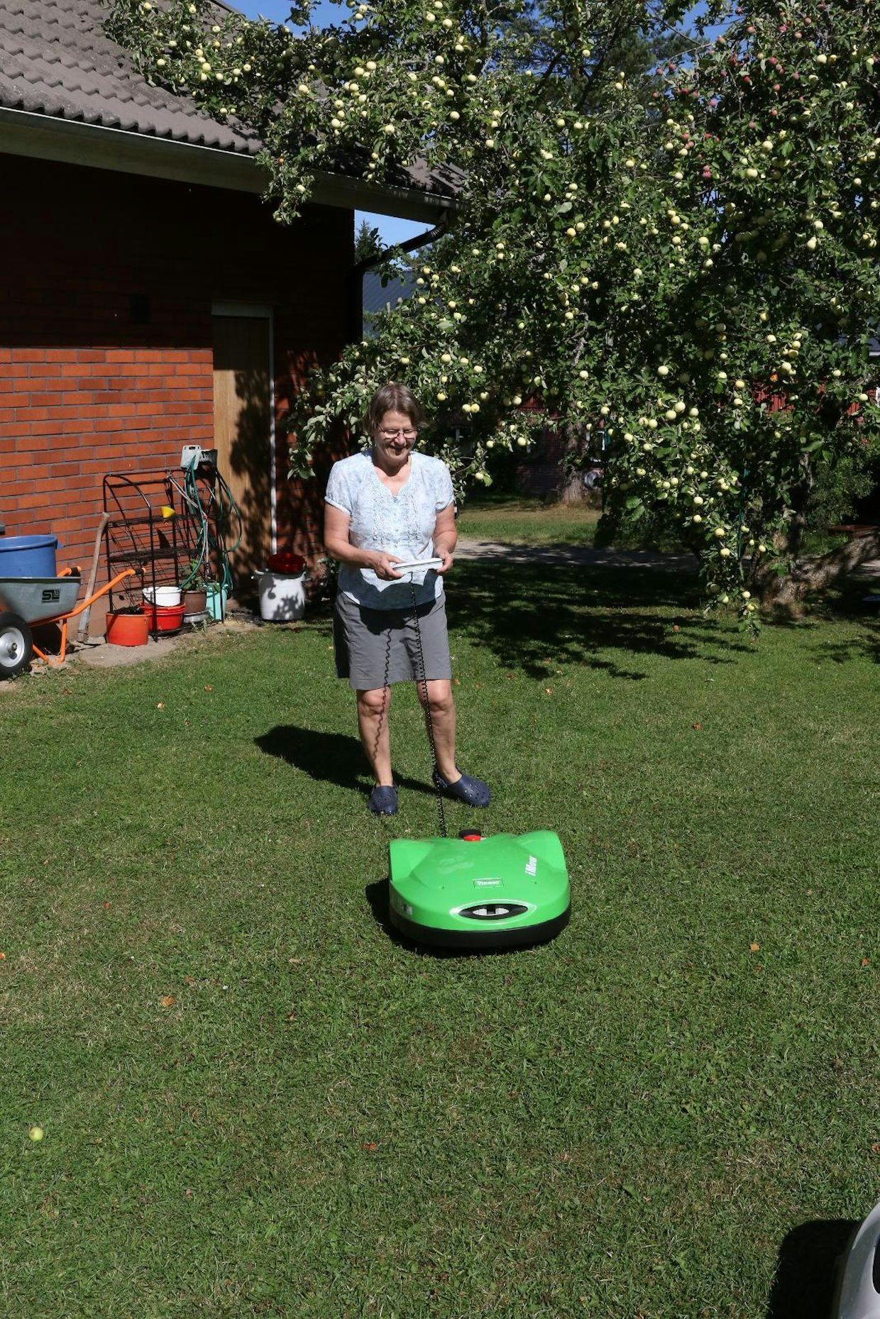 Viking oli helpoiten siirreltävissä. Mobiilisovellusta ei tarvita, sillä paneeli irtoaa helposti leikkurista ja konetta voidaan ajaa tai ruohoa leikata manuaalisesti ohjaten. Sama ominaisuus – mutta puhelimen sovelluksen avulla – oli myös Hondassa ja Robomowissa.
