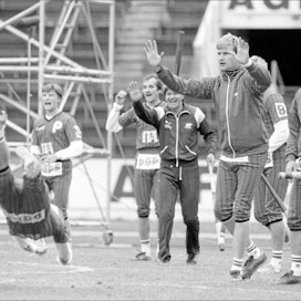 Itä voitti Helsingin olympiastadionilla vuonna 1984 käydyn Itä–Länsi-pesäpallo-ottelun. Idän Kari Kuusiniemi syöksyy kotipesälle ja Veli Virtanen (oikealla) rauhoittelee tilannetta kädet koholla. Martti Kainulainen/lehtikuva