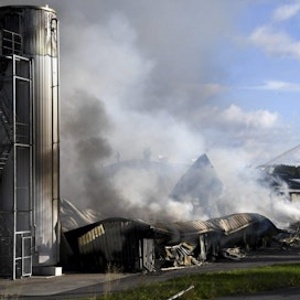 Pelastuslaitoksen mukaan tulipalossa on tuhoutunut noin 5 000 neliötä tuotanto- ja toimistotilaa. LEHTIKUVA / MARKKU ULANDER