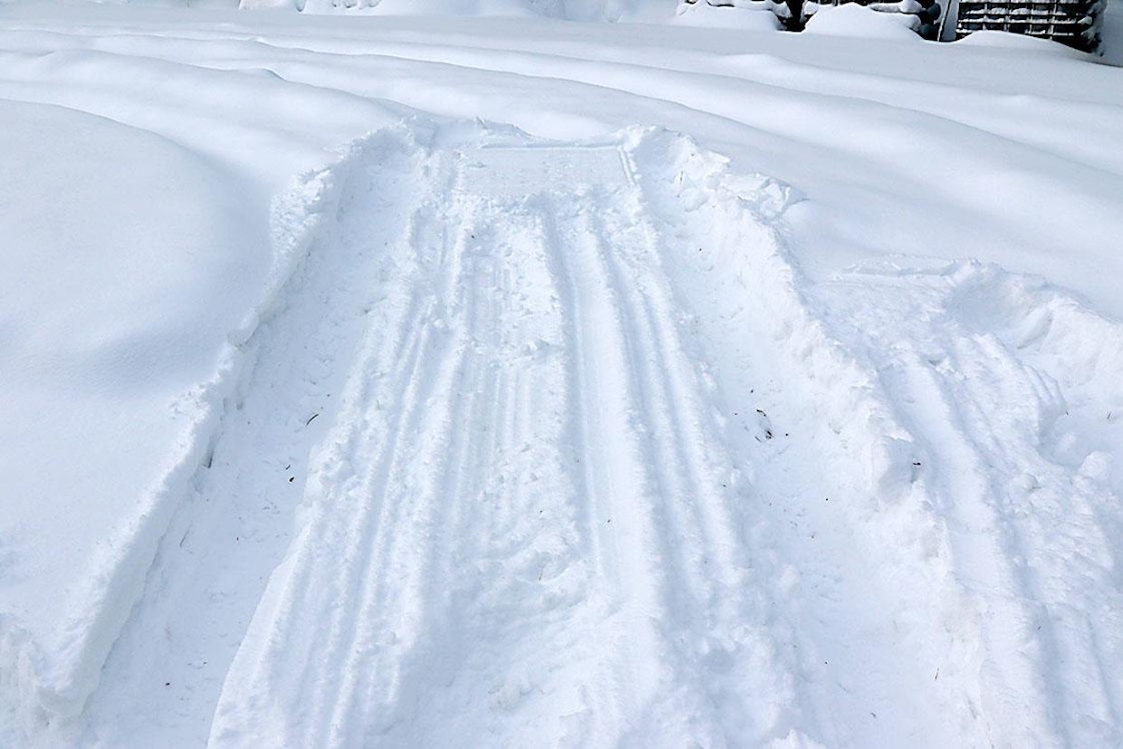 Kevyen auton pito loppuu, kun akselistot jäävät lumen kannatukselle, mutta silti Jimny kulkee huomattavasti paremmin lumessa kuin erillisjousitetulla etuakselilla varustetut autot.