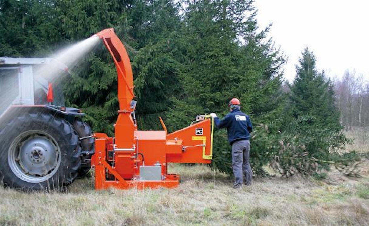 ã PC Wood Chipper on uudenlainen hakkuri, jolla voidaan tehdä palakooltaan pienikokoista haketta. Valmistaja PV Stål ApS lupaa "pellettihakkurilla" tehdyn hakkeen soveltuvan käytettäväksi pellettipolttimissa. Osastolla tosin muistutettiin, että hake on ainakin kuivattava ensin ja kokeiltava sen soveltuvuus omaan polttolaitteeseen. Hakkurissa on neliteräinen roottori ja 27 cm aukolla varustettu syöttölaite. Teriltä hake kulkeutuu seuloille, jossa puhallusroottoriin asennetut terät hienontavat hakkeen seulan reikäkoon mukaisesti. Seulat ovat vaihdettavat ja niitä on saatavissa eri reikäkoolla. Hakkuri on kolmipistekiinnitteinen ja traktorin tehontarpeeksi ilmoitetaan 70–120 hevosvoimaa (50–90 kW). Hakkuri palkittiin Agromek-palkinnolla. Arvonlisäveroton hinta Tanskassa 111000 kruunua (14 896 euroa). (ND)